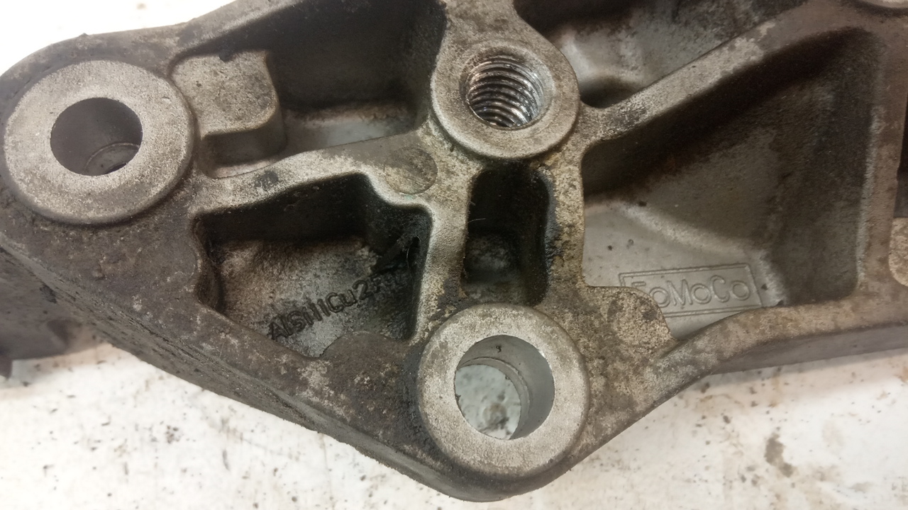 Кронштейн опоры двигателя