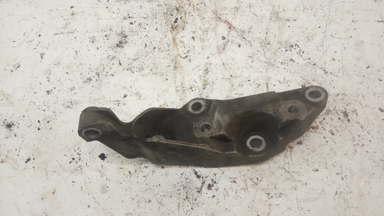 Кронштейн опоры двигателя