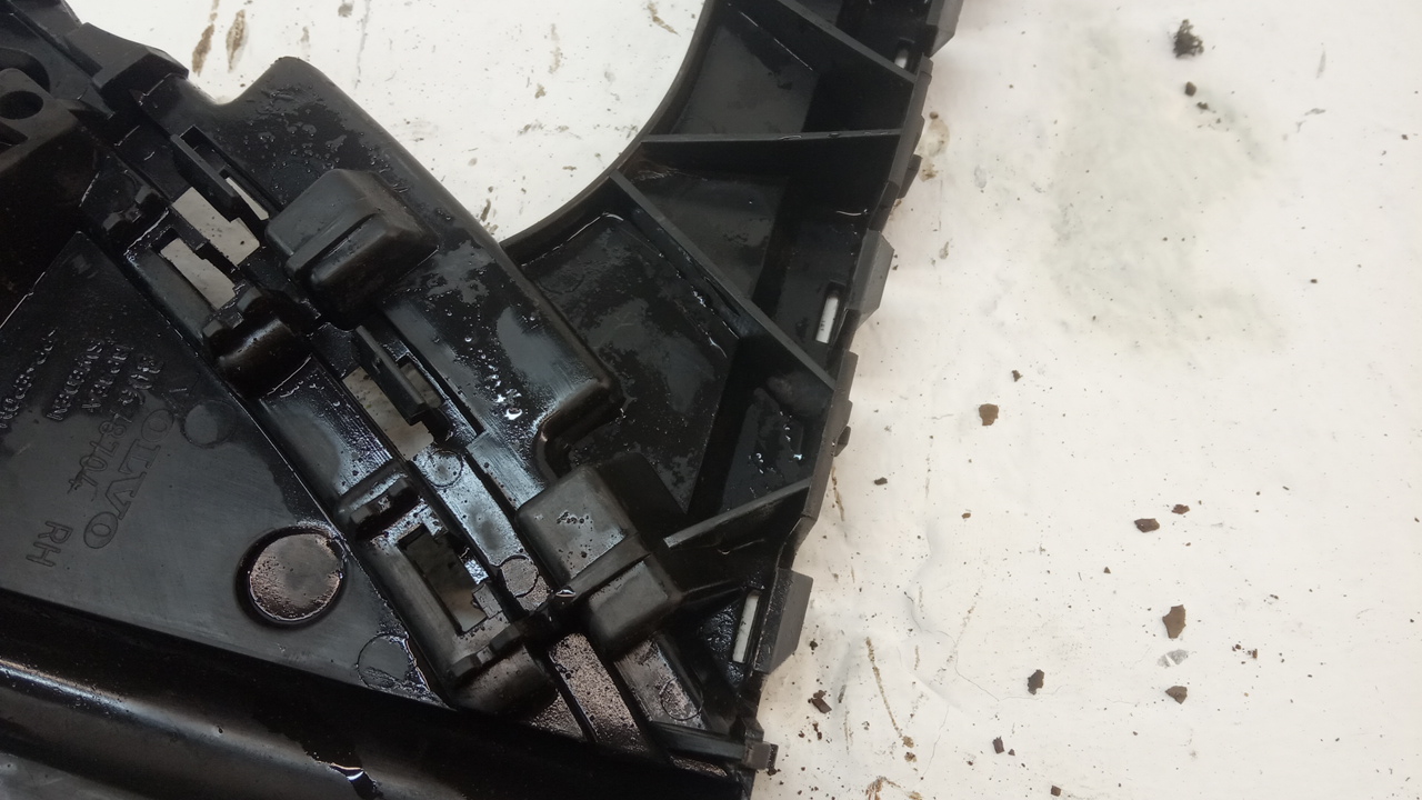 Кронштейн заднего бампера правый