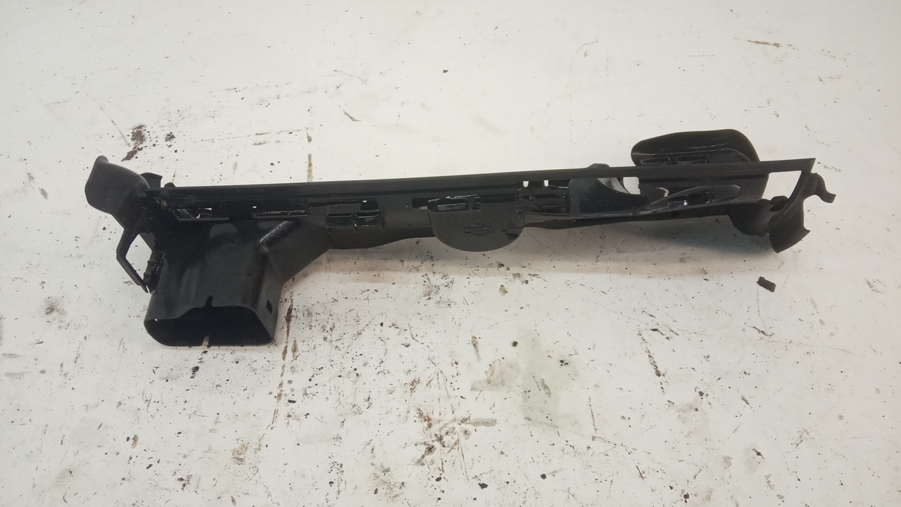 Воздуховод радиатора левый