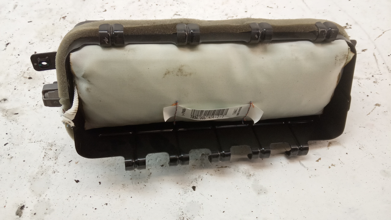 Подушка безопасности пассажирская (в торпедо)