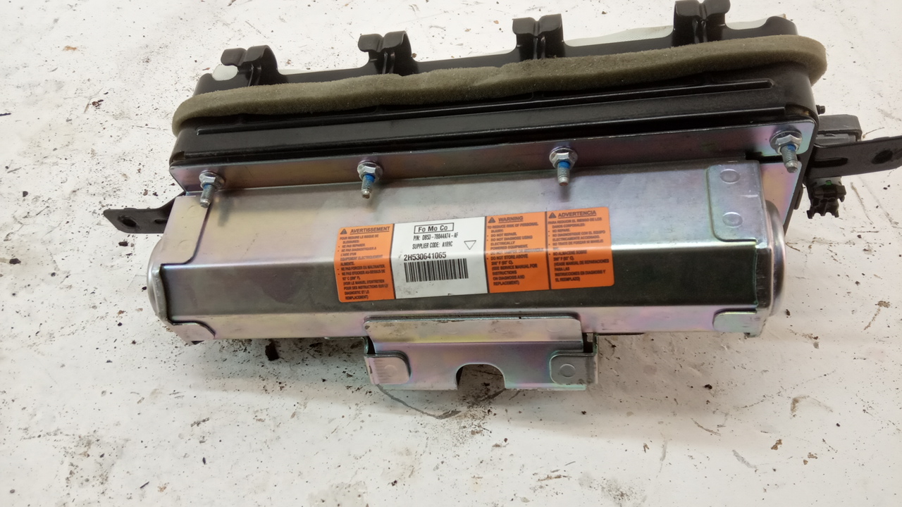 Подушка безопасности пассажирская (в торпедо)