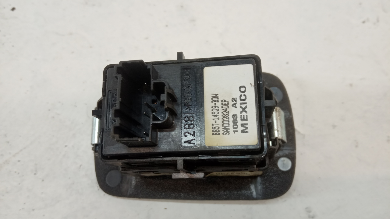 Кнопка стеклоподъемника