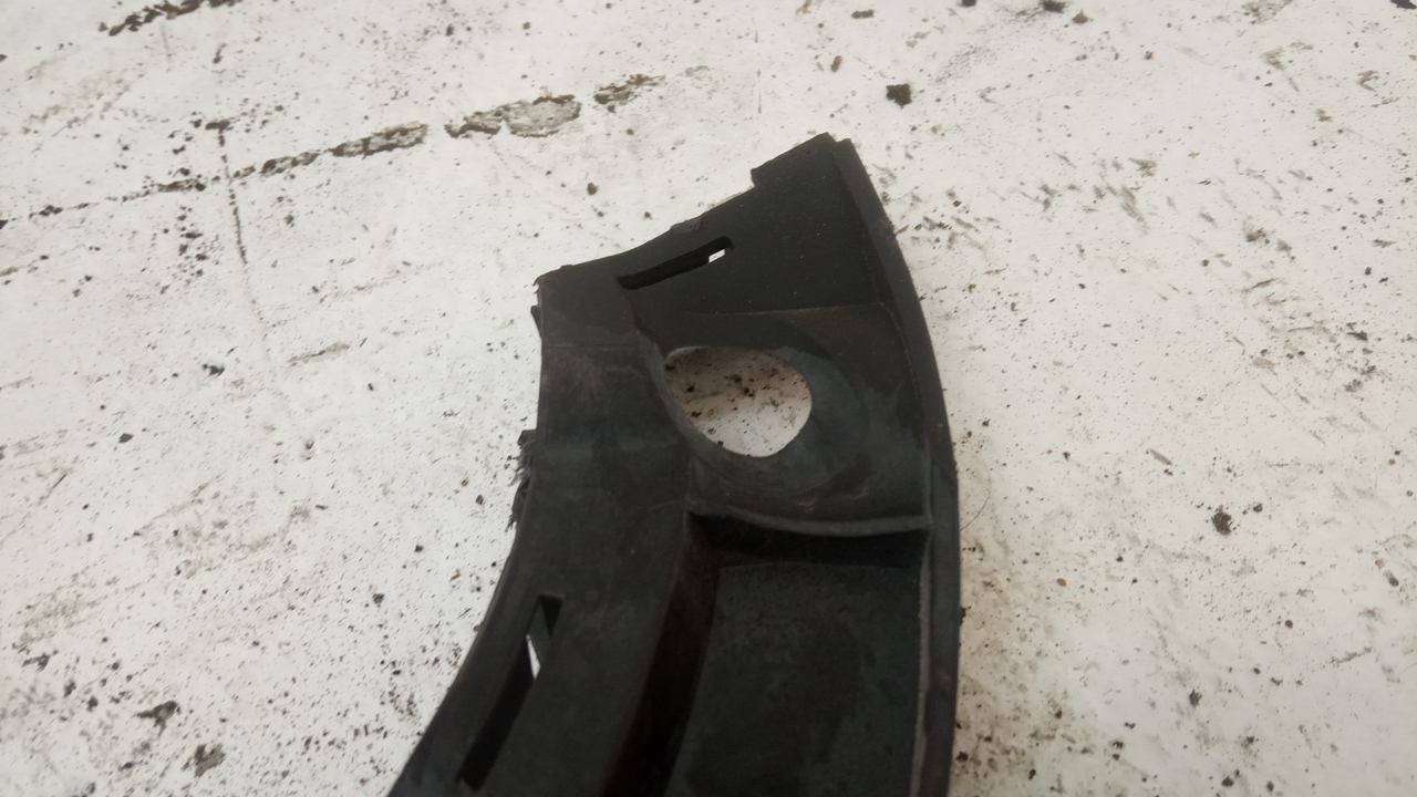 Кронштейн заднего бампера правый