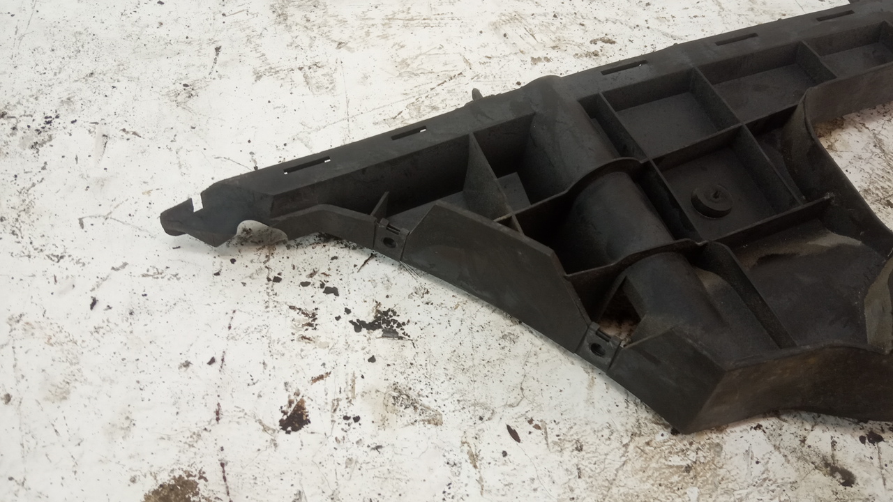 Кронштейн заднего бампера правый