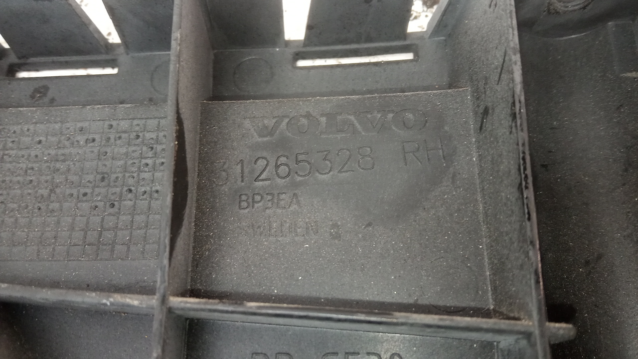 Кронштейн заднего бампера правый