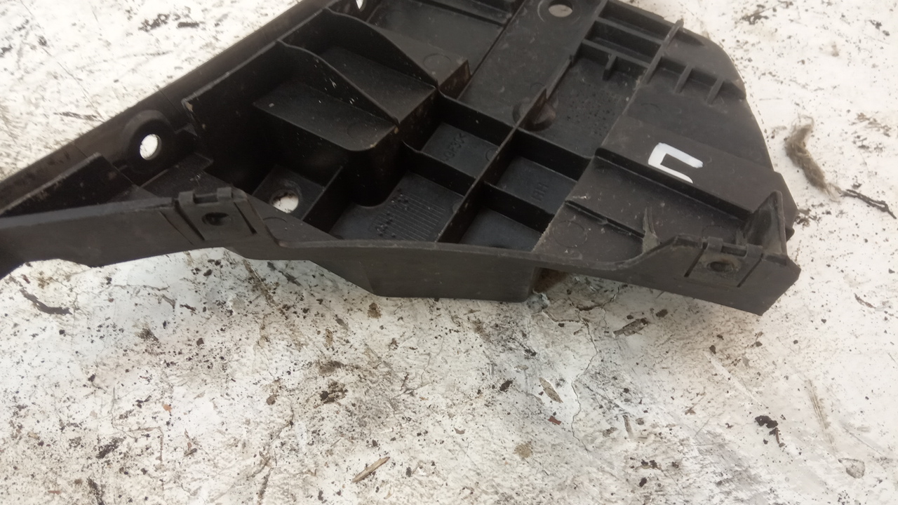 Кронштейн переднего бампера правый