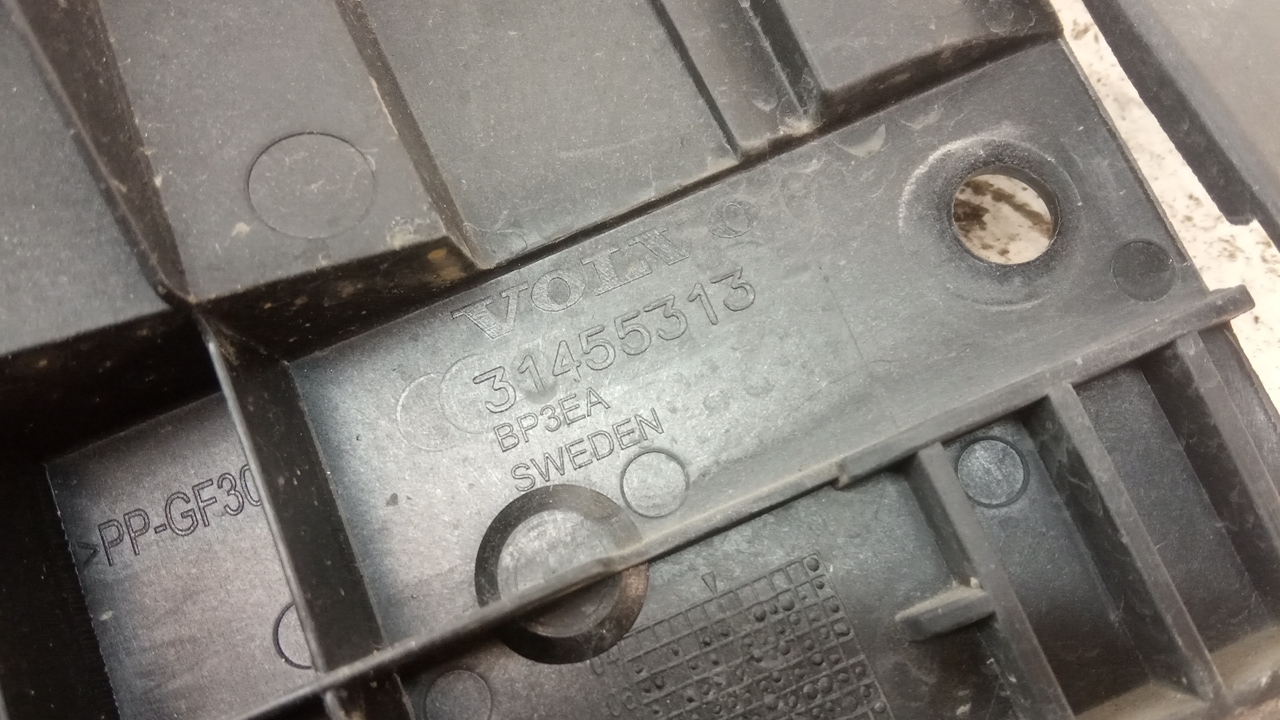 Кронштейн переднего бампера правый