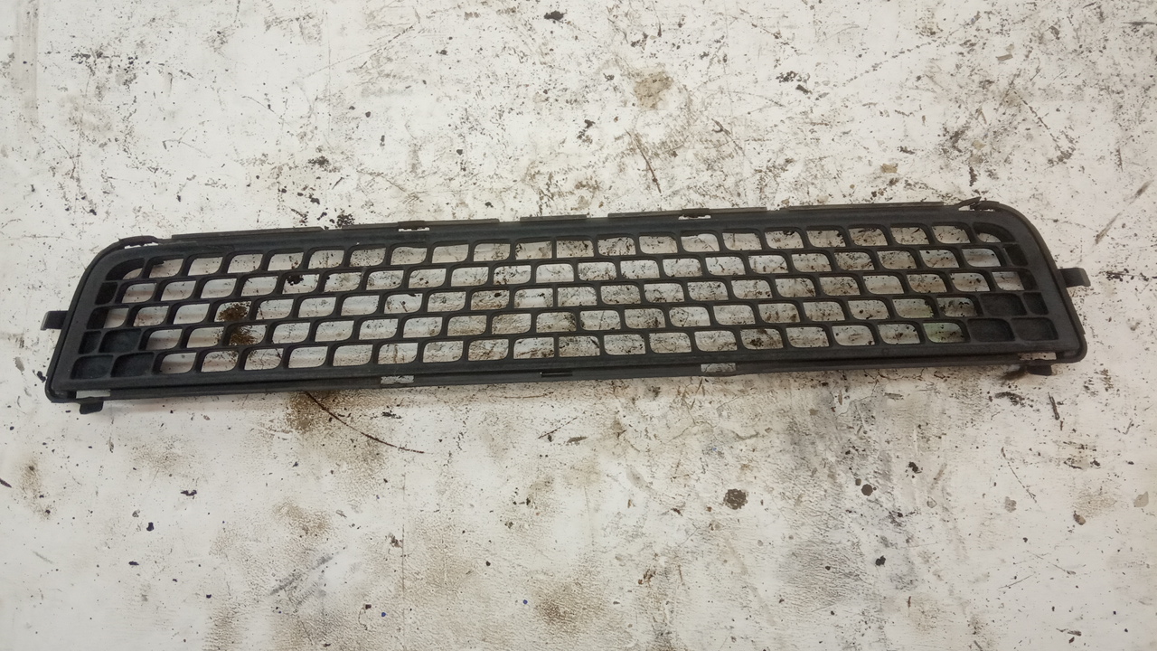 Решетка в бампер центральная