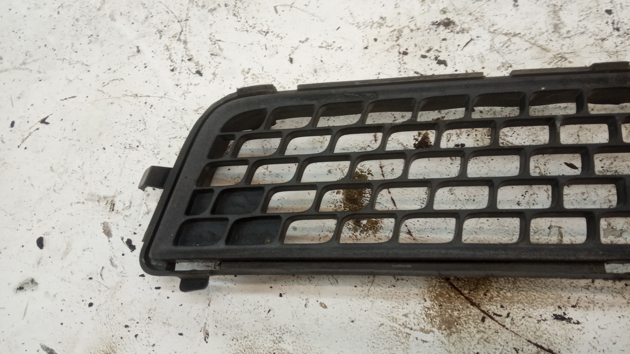 Решетка в бампер центральная