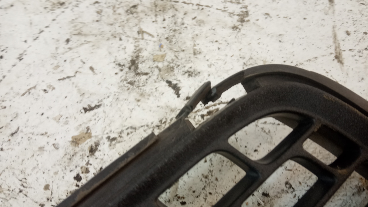 Решетка в бампер центральная