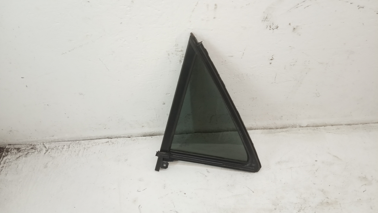 Стекло двери задней правой (форточка)