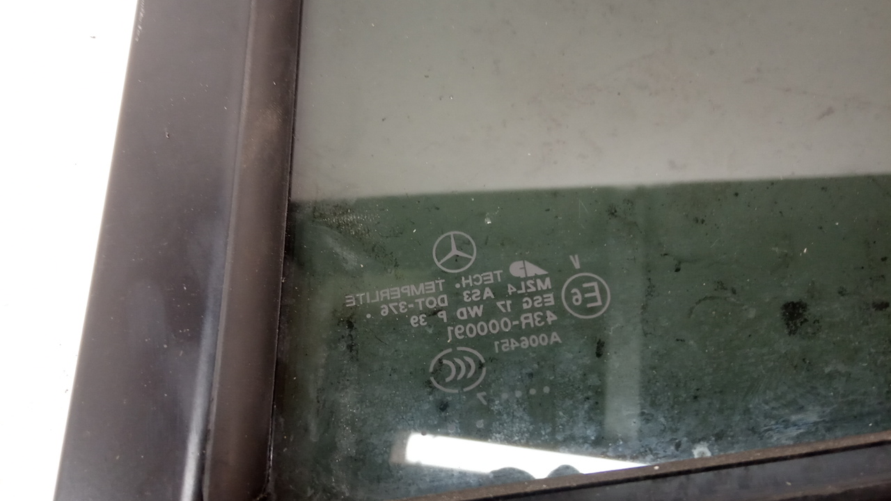 Стекло двери задней правой (форточка)