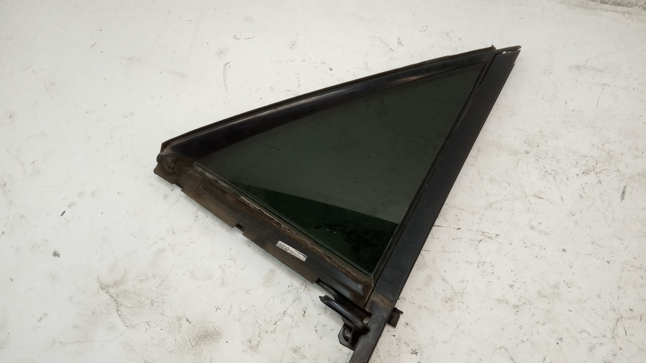 Стекло двери задней правой (форточка)