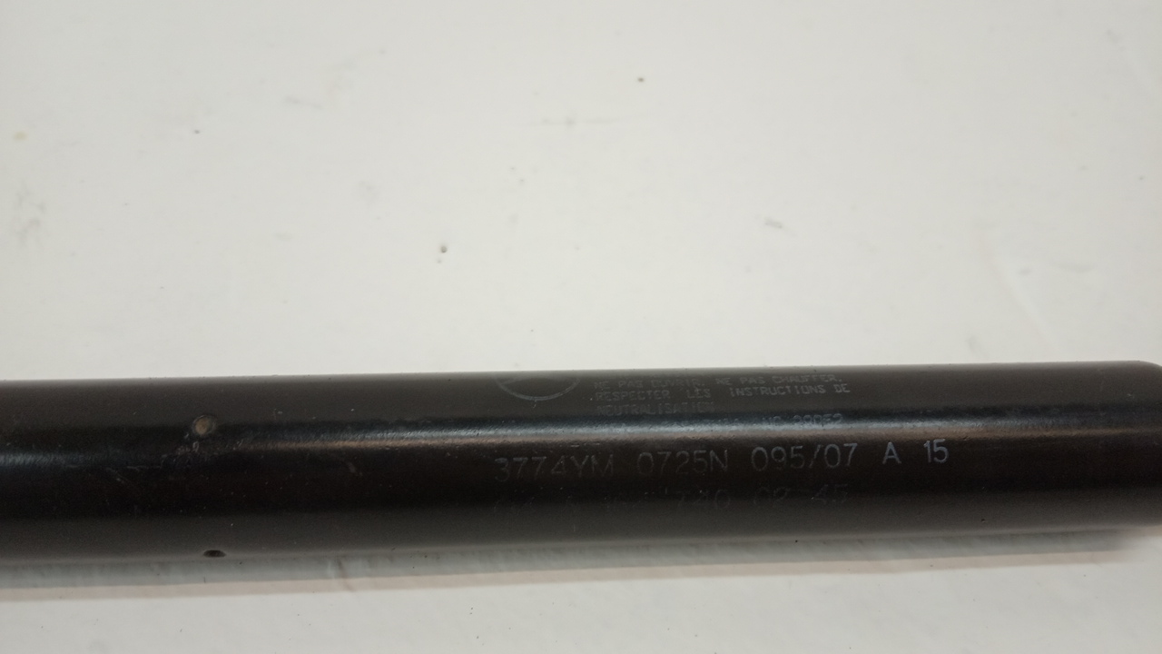 Амортизатор двери багажника