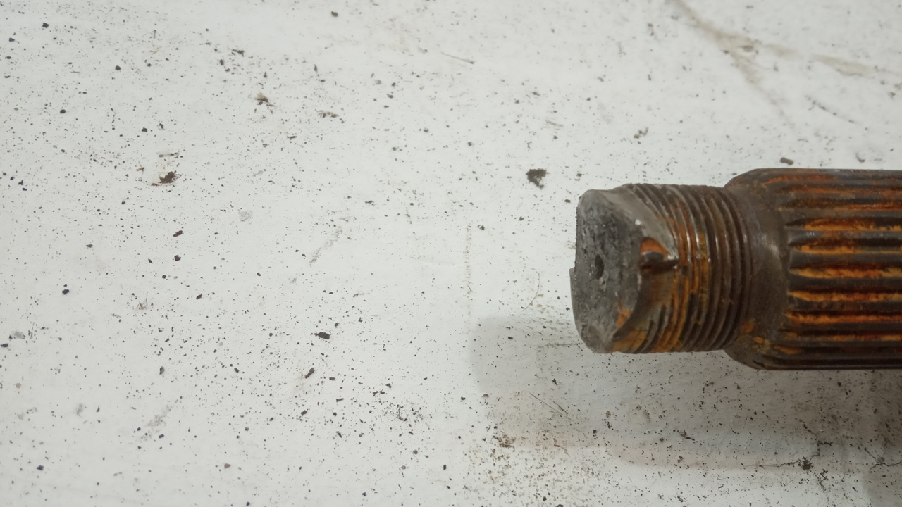 Полуось правая (привод)