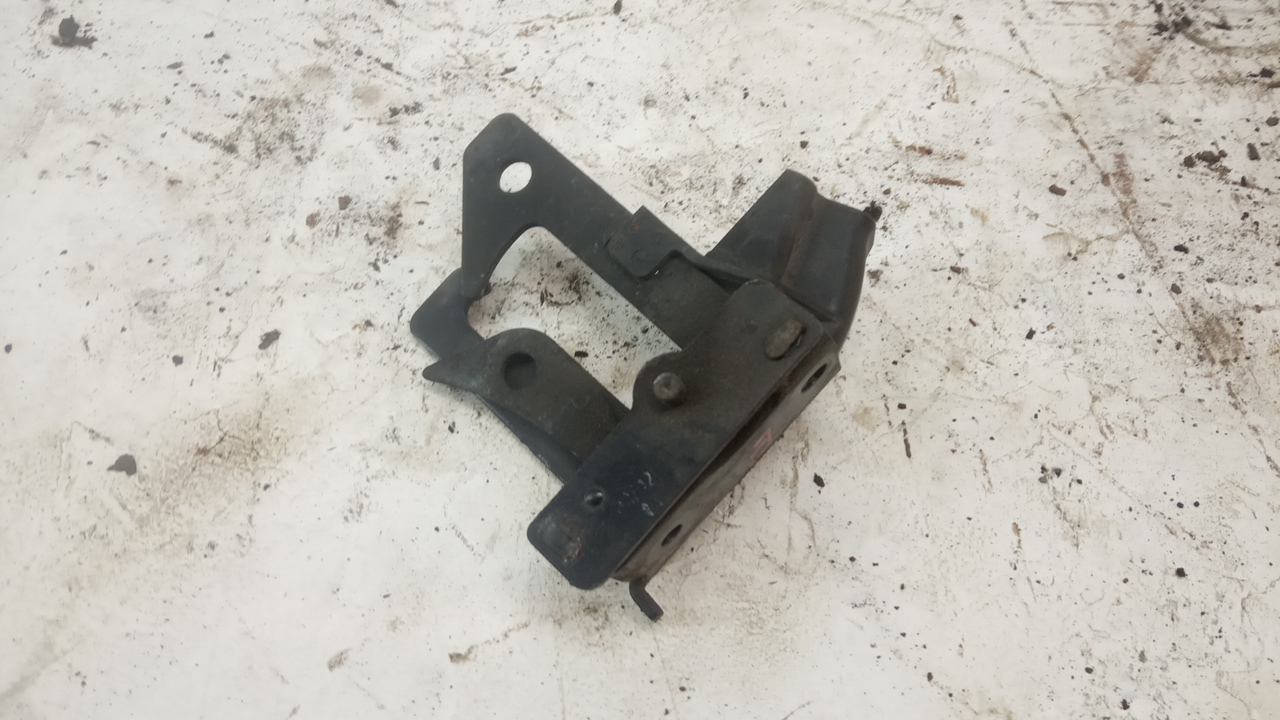 Крючок капота