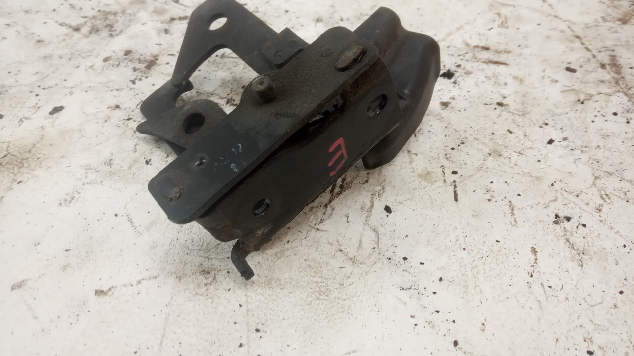 Крючок капота