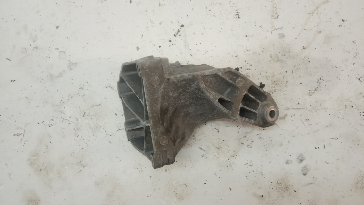 Кронштейн опоры двигателя