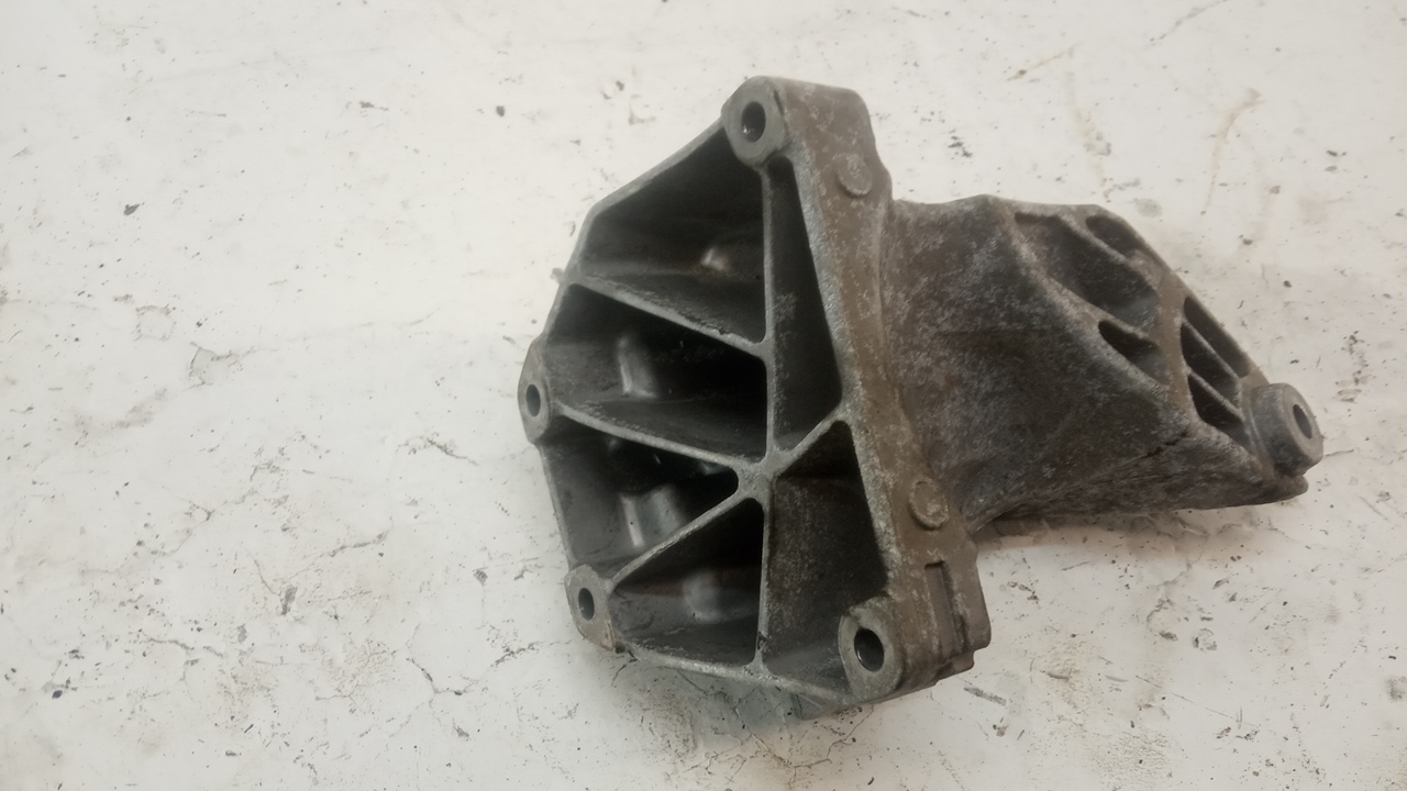 Кронштейн опоры двигателя