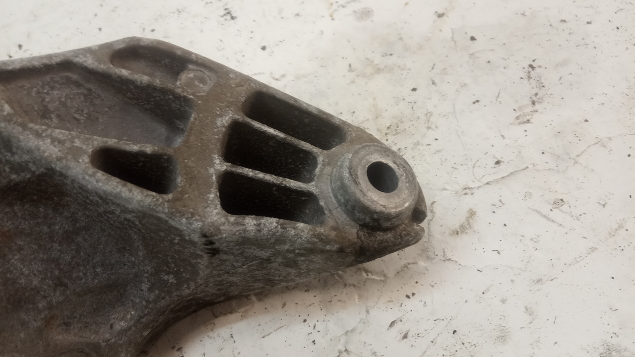 Кронштейн опоры двигателя