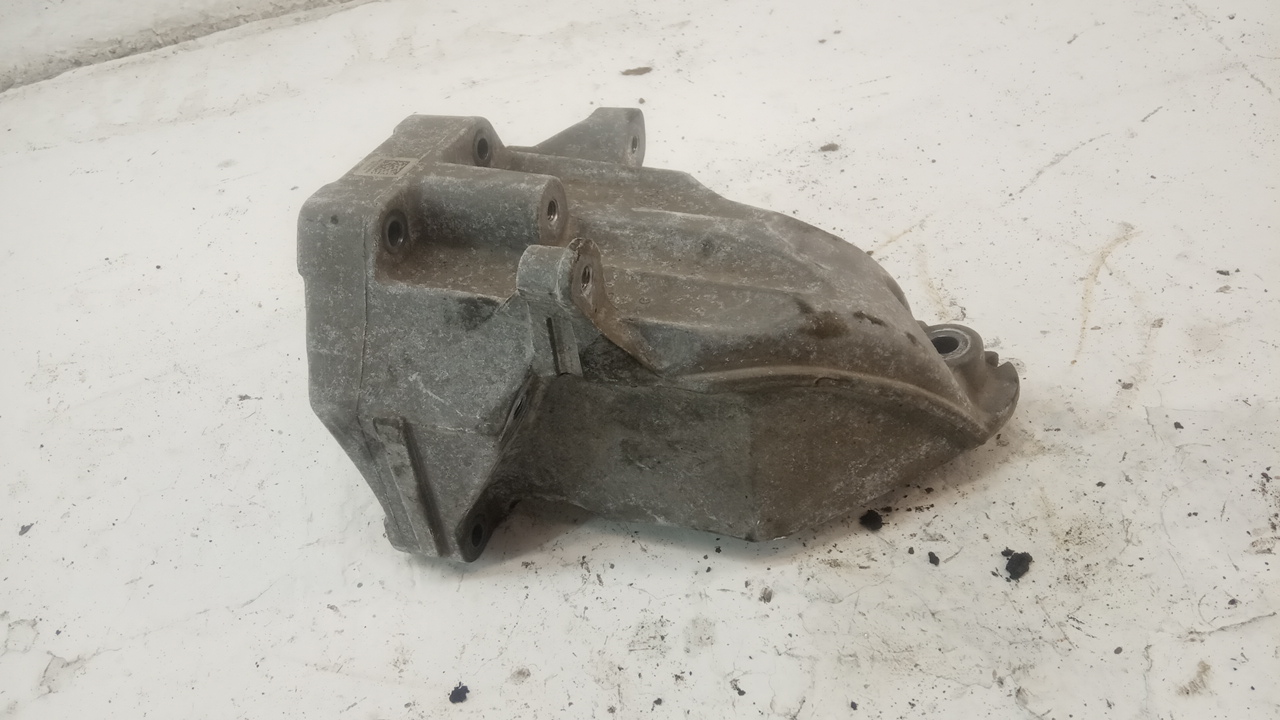 Кронштейн опоры двигателя