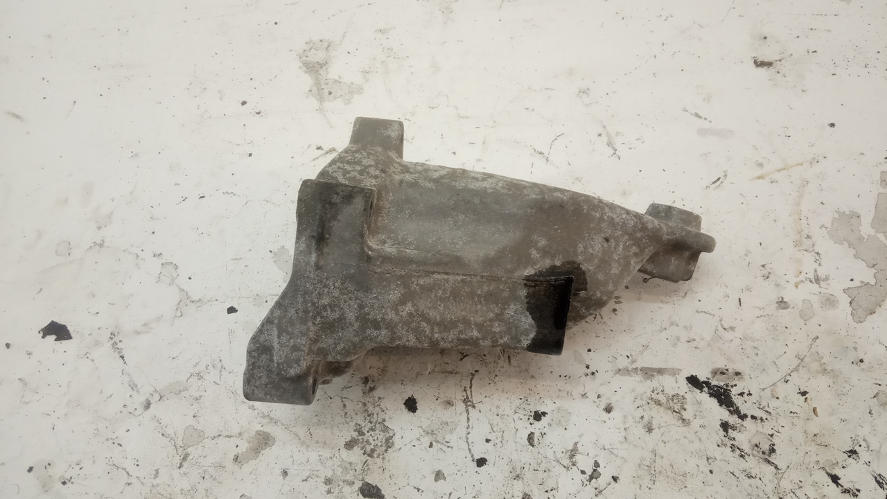 Кронштейн опоры двигателя