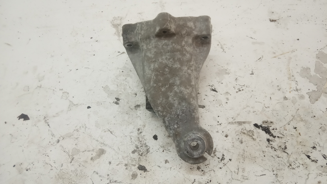 Кронштейн опоры двигателя