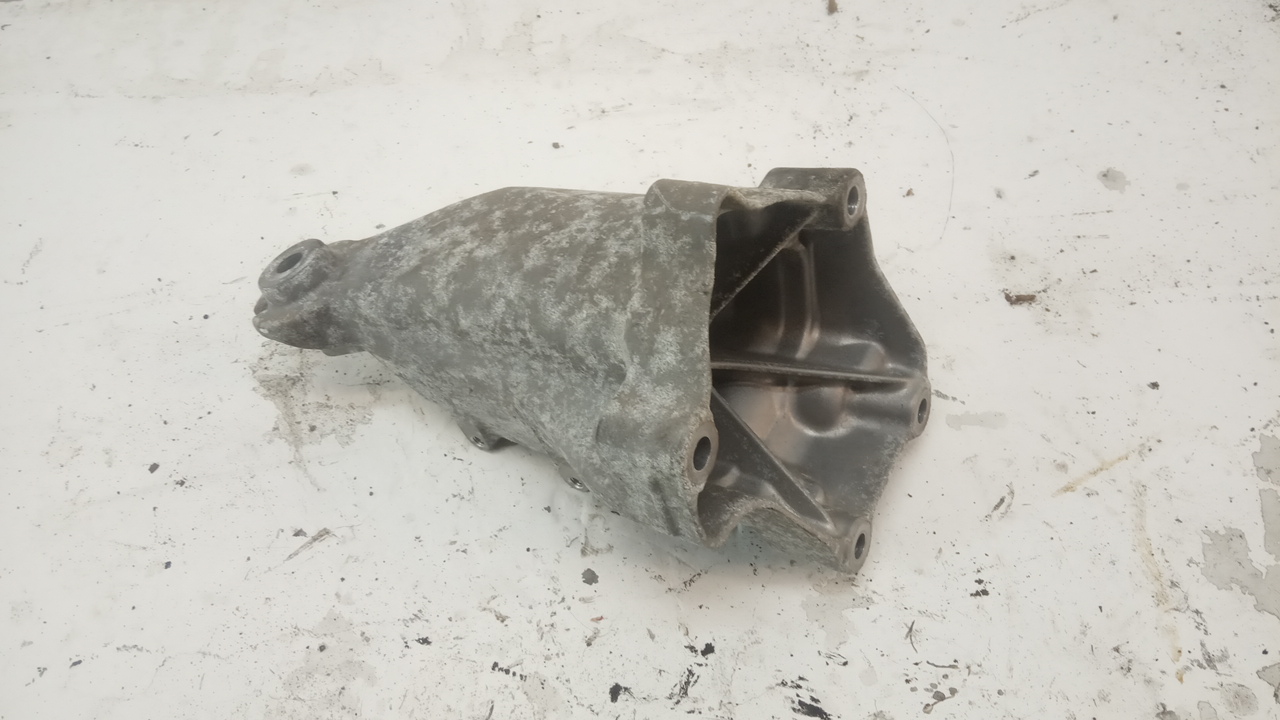 Кронштейн опоры двигателя