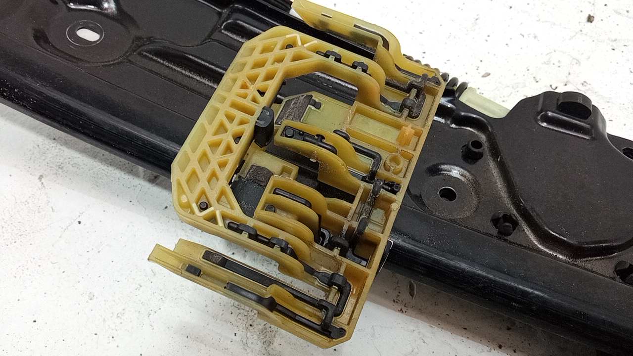 Стеклоподъемник электр. задний левый