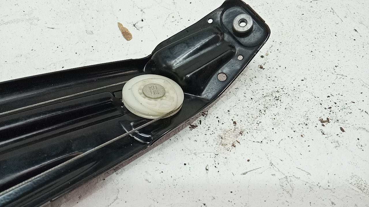 Стеклоподъемник электр. задний левый