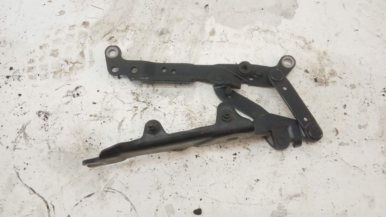 Петля капота левая