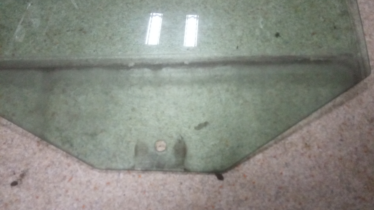 Стекло двери задней левой