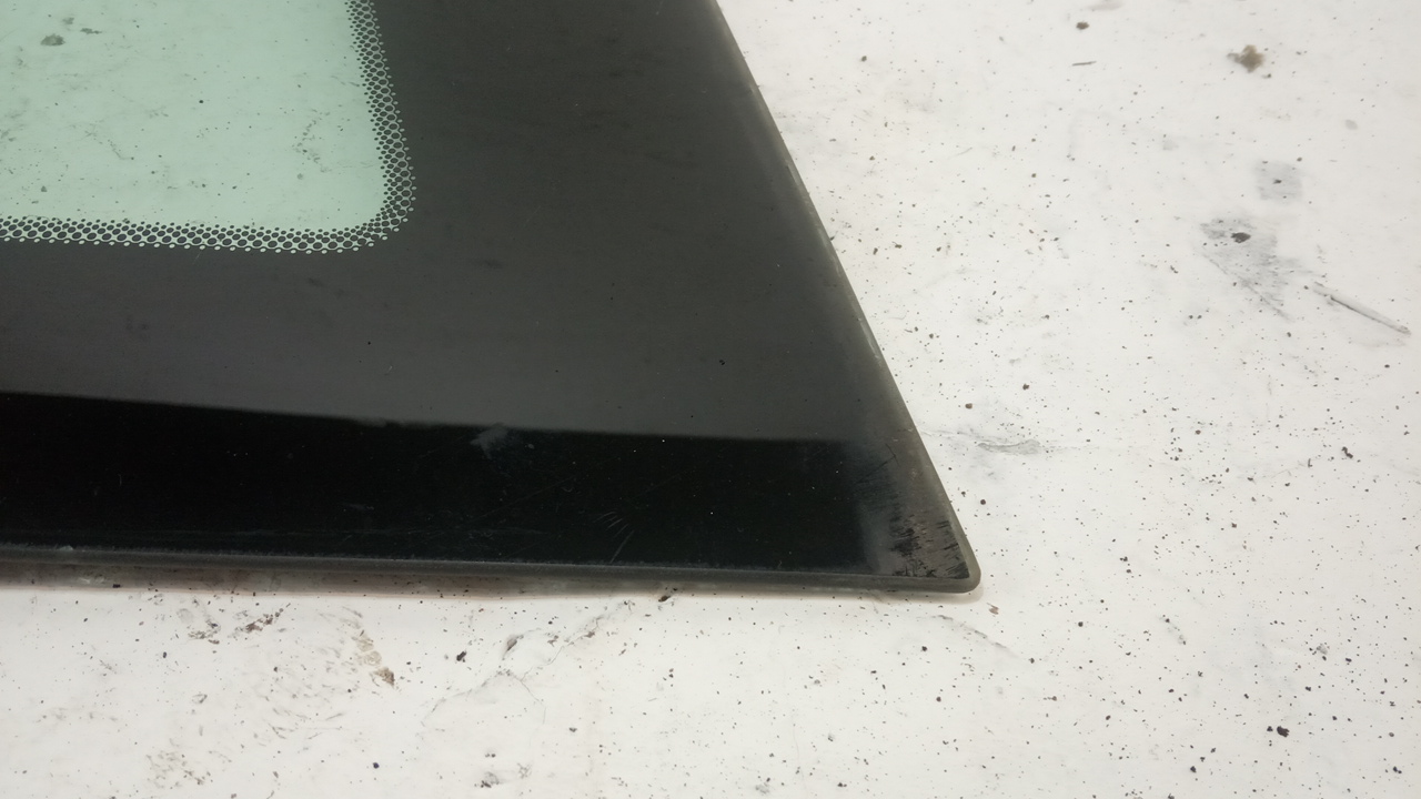 Стекло кузовное глухое левое