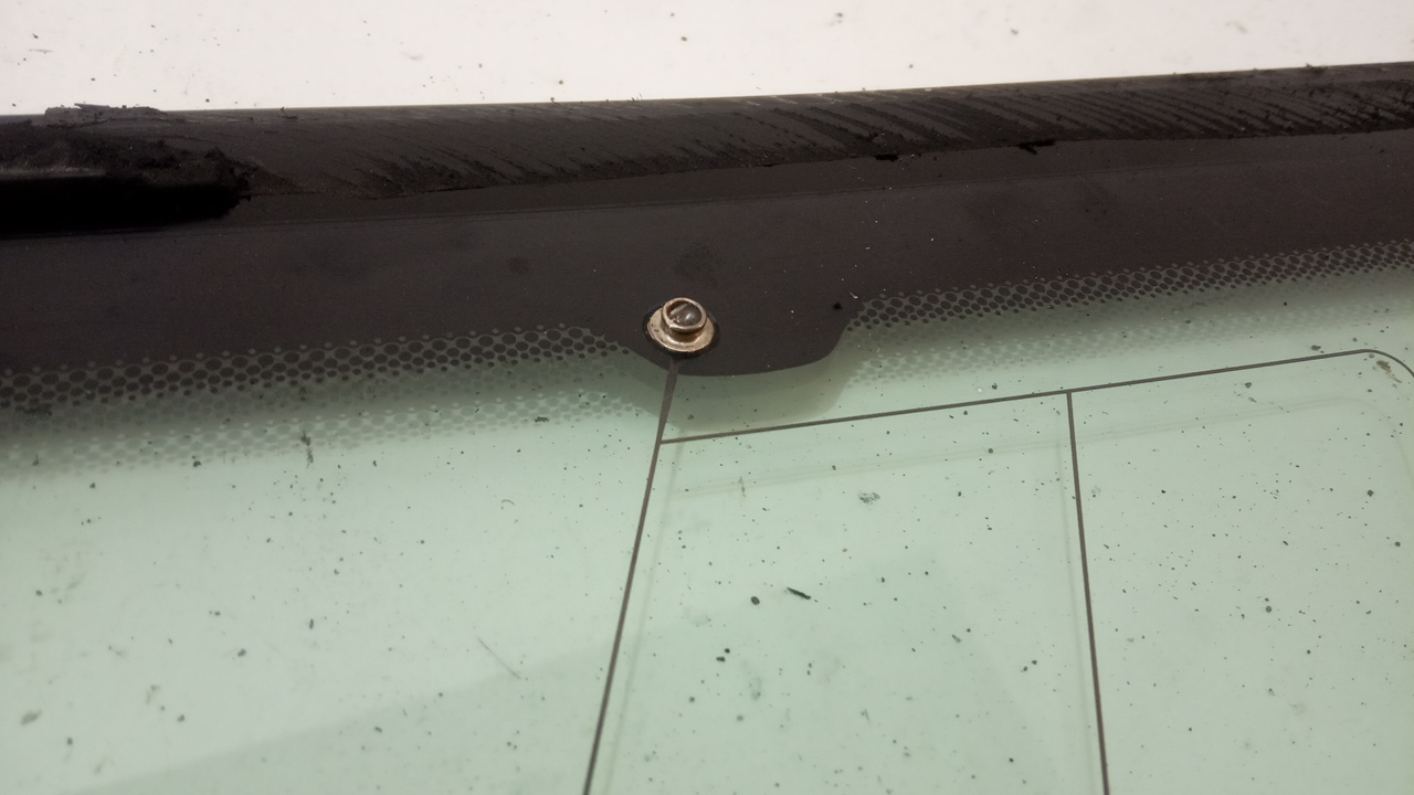 Стекло кузовное глухое левое