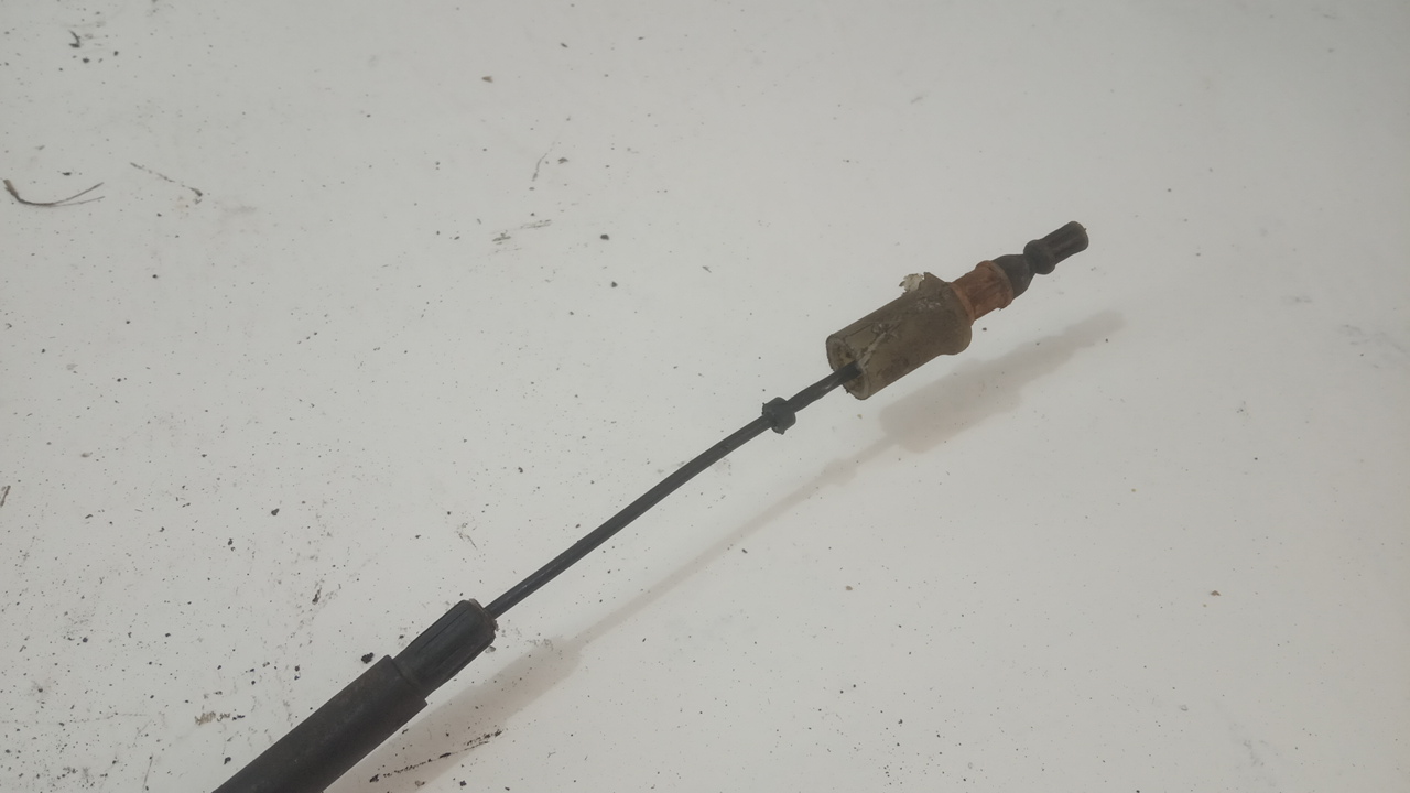 Трос стояночного тормоза правый