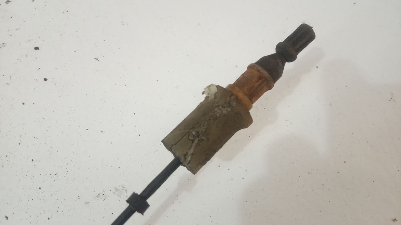 Трос стояночного тормоза правый