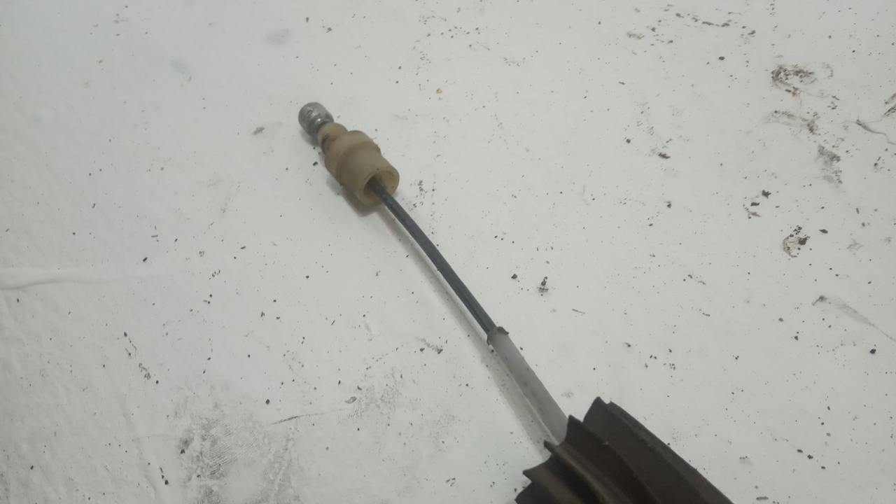 Трос стояночного тормоза правый