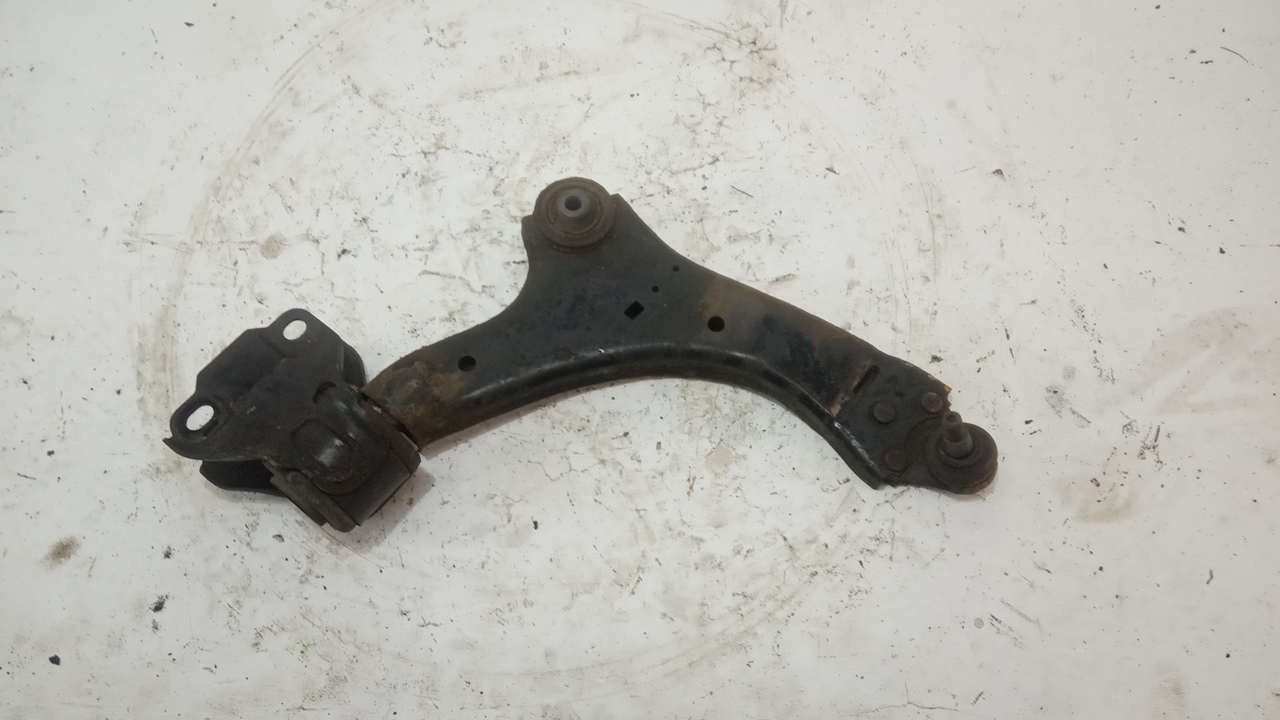 Рычаг передний правый