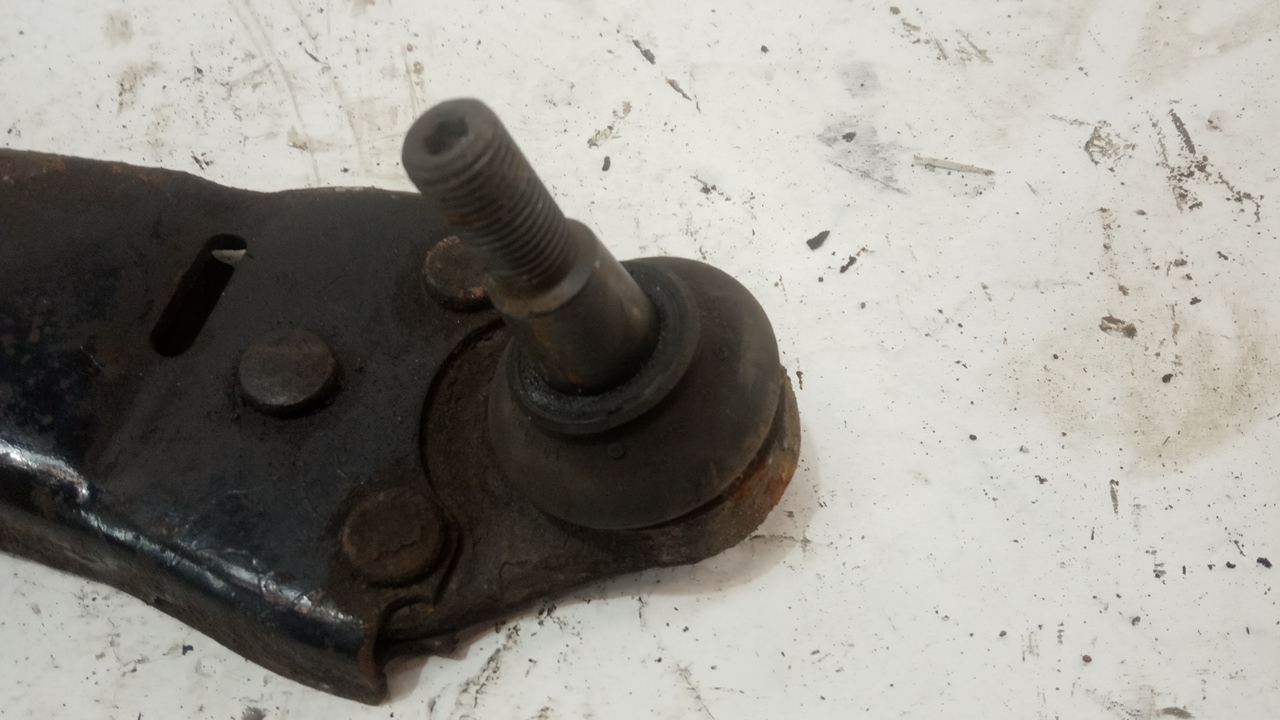 Рычаг передний правый