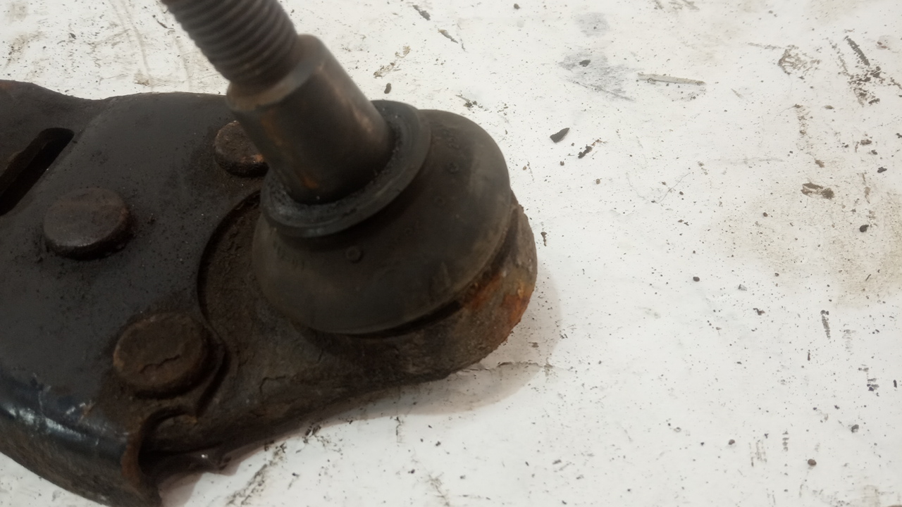 Рычаг передний правый