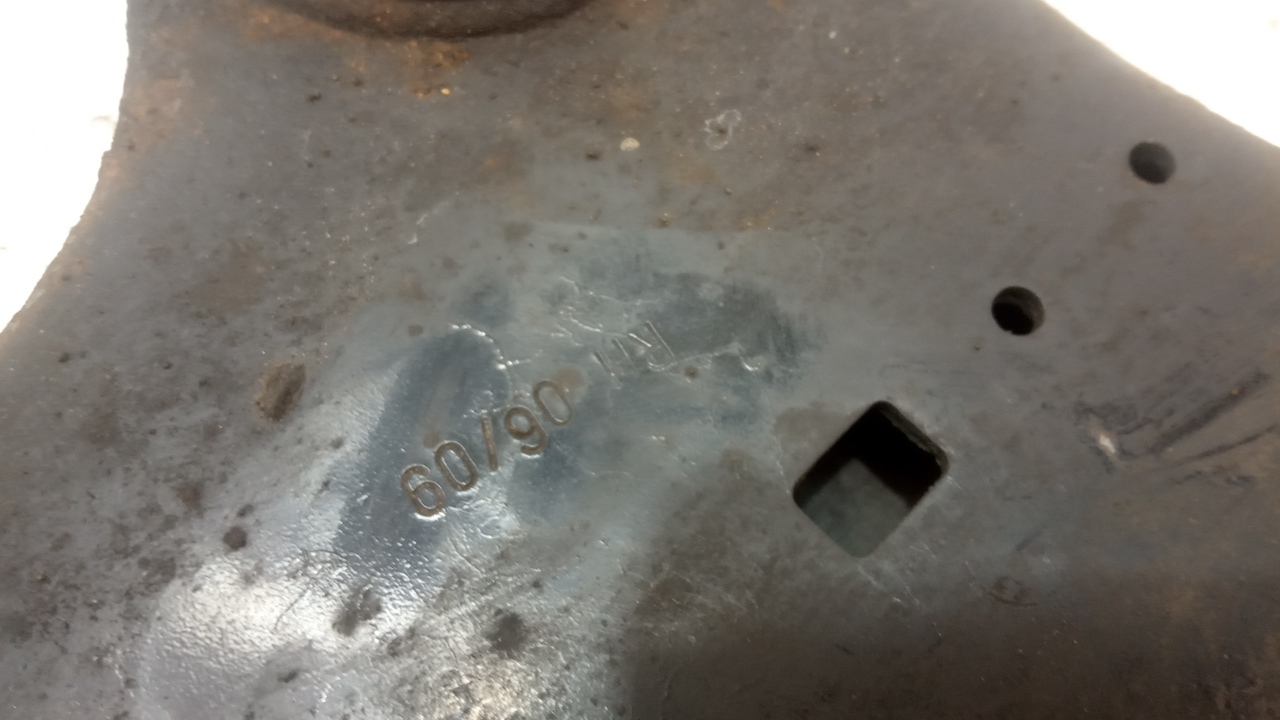 Рычаг передний правый