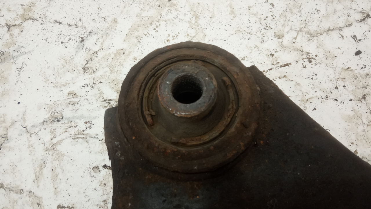 Рычаг передний правый