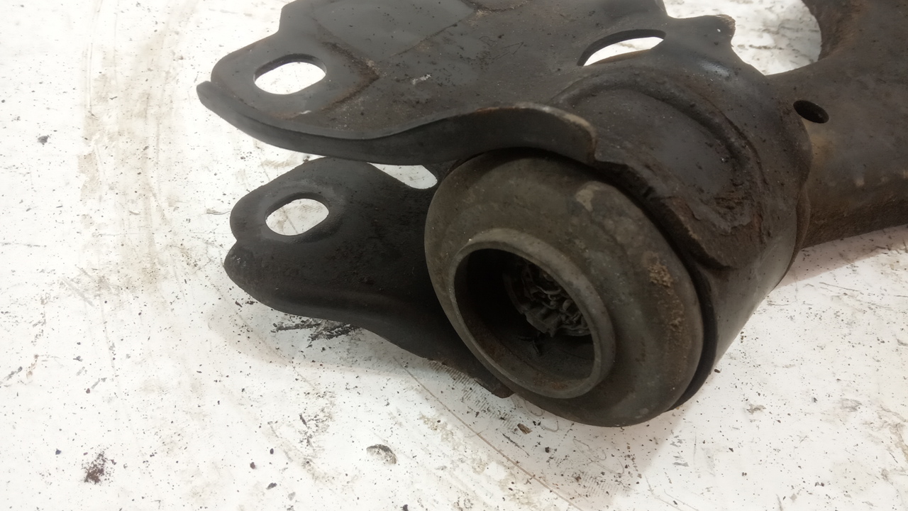 Рычаг передний правый