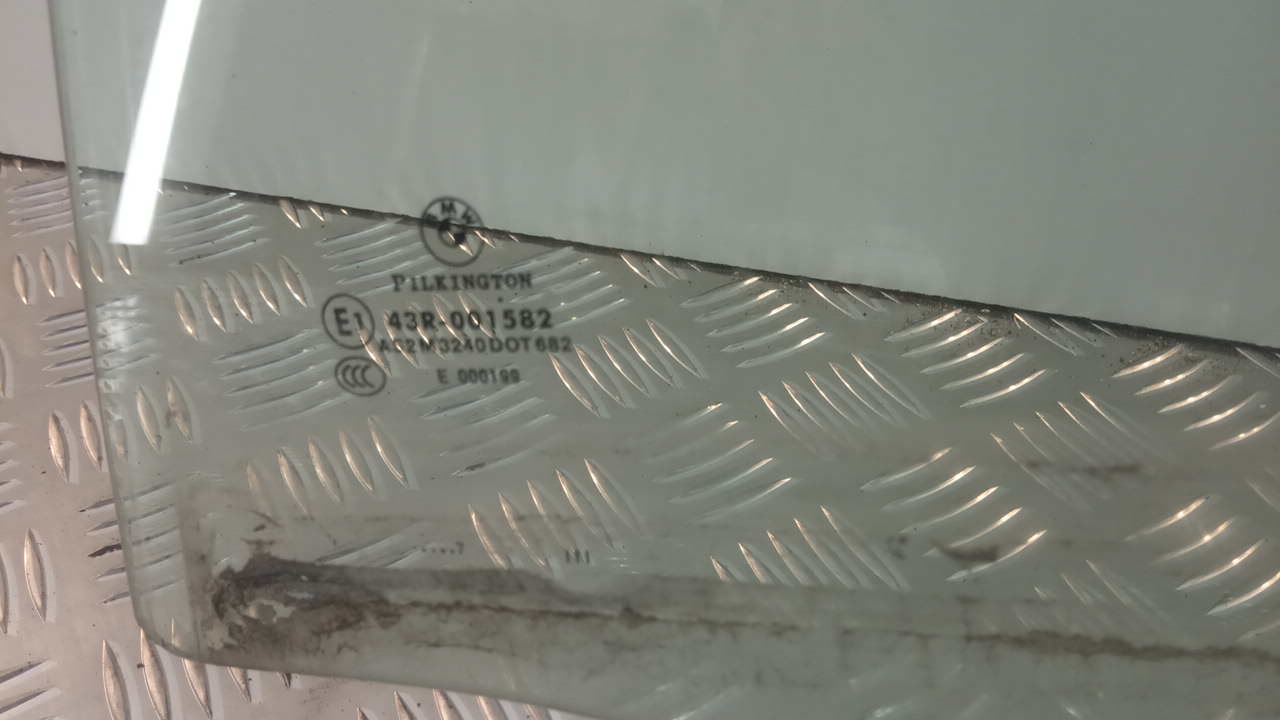 Стекло двери задней левой