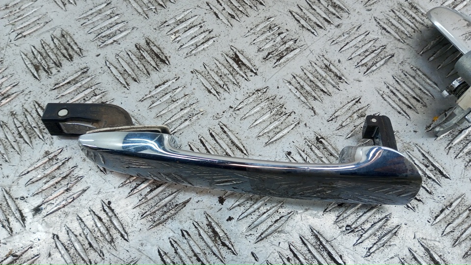 Ручка двери передней наружная левая