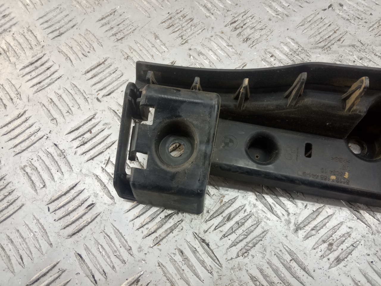 Кронштейн заднего бампера левый
