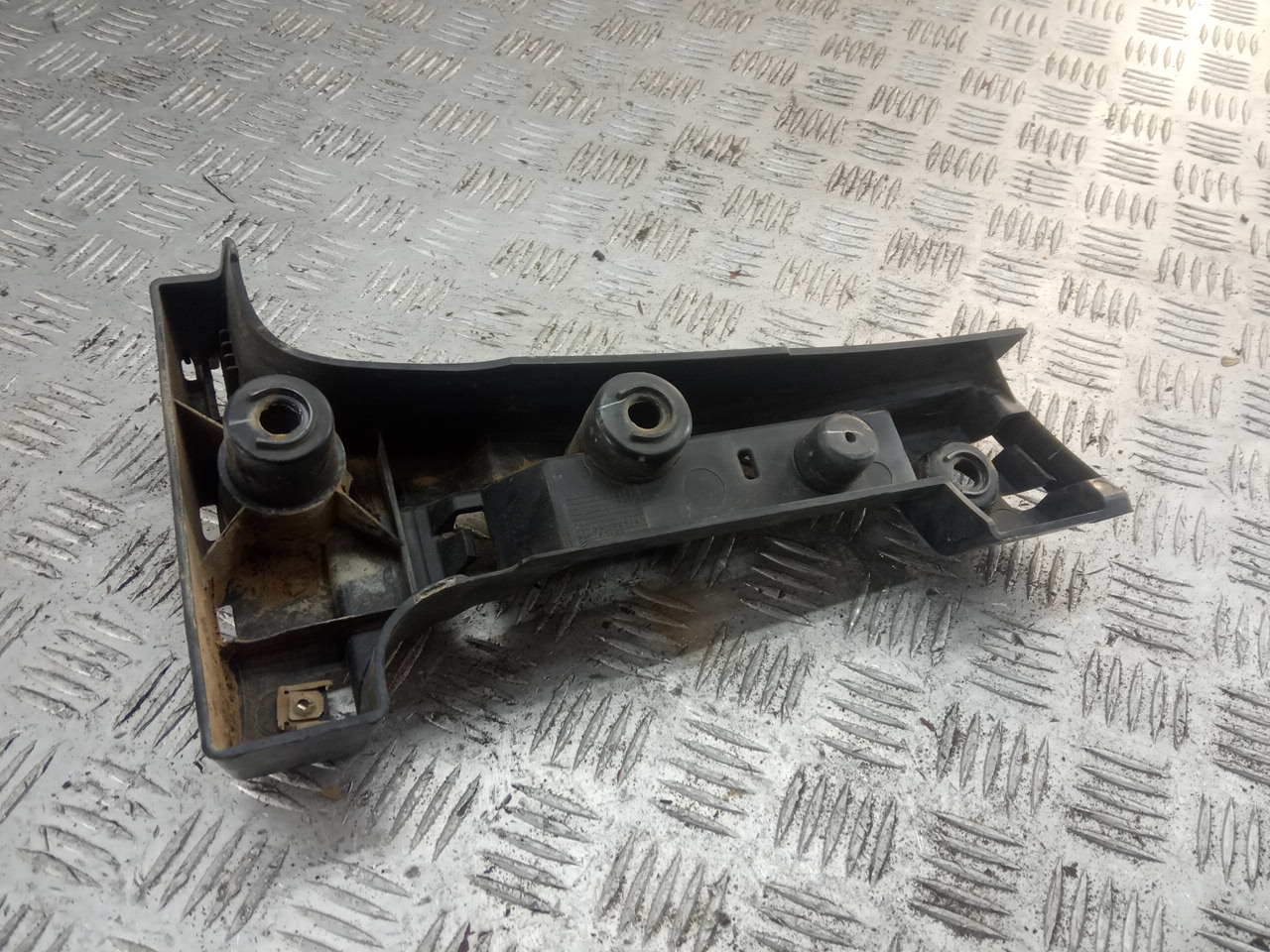 Кронштейн заднего бампера левый