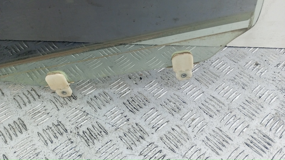 Стекло двери задней левой