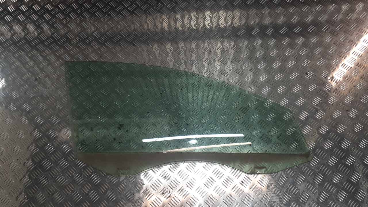 Стекло двери передней правой